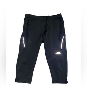 The NorthFace Women’s Black Capri Drawstring Leggings With Zip Pocket Size Large